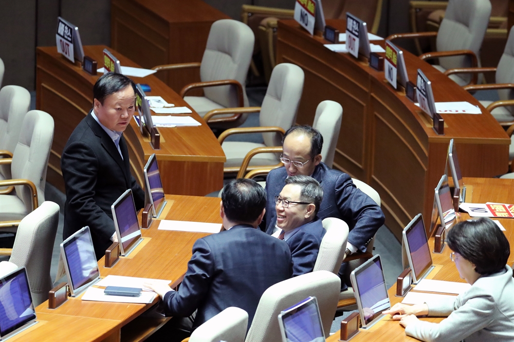 여야, 선거법 두고 '난전'…밤샘 필리버스터