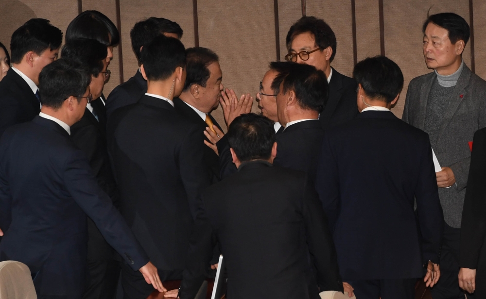 혼돈의 국회...문희상 막아선 한국당 의원들