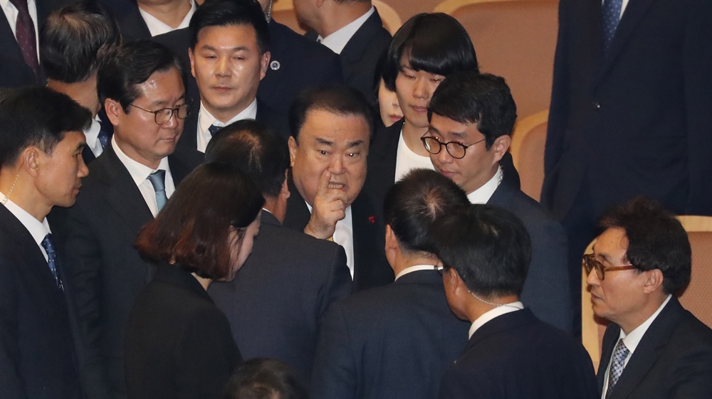 혼돈의 국회...문희상 막아선 한국당 의원들