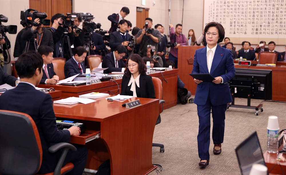 여유로운 표정 아래…다리 묶고 청문회 임한 추미애