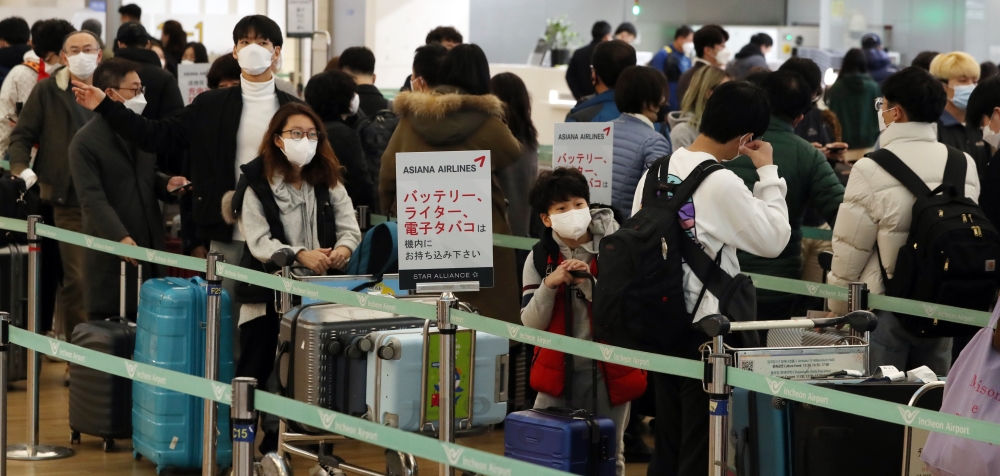 한국 떠나는 일본인 승객들