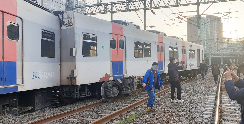 출근길 서울지하철 1호선 열차 탈선