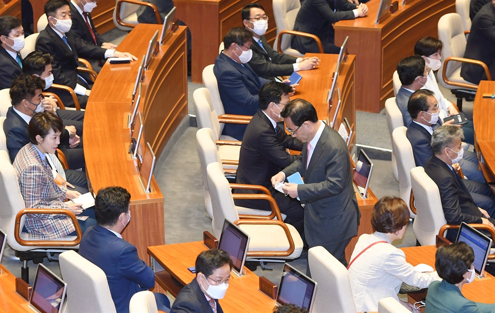 통합당 '항의퇴장'…21대 국회 시작부터 '반쪽'