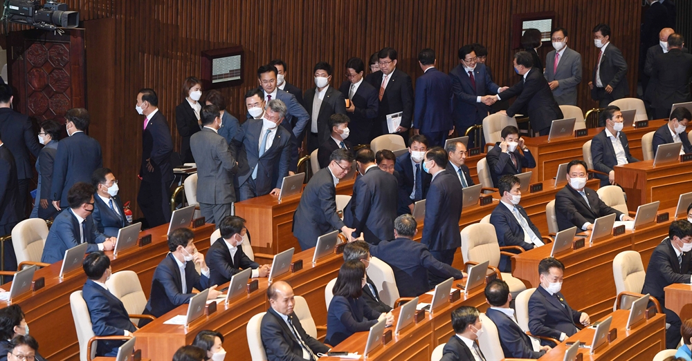 통합당 '항의퇴장'…21대 국회 시작부터 '반쪽'