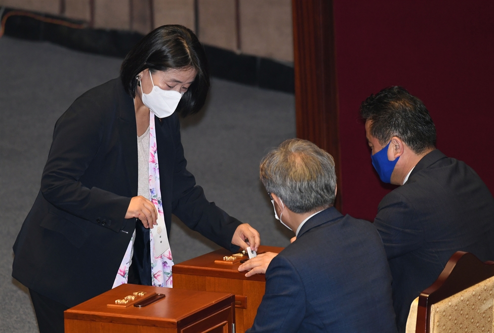 21대 국회 본회의 참석한 윤미향