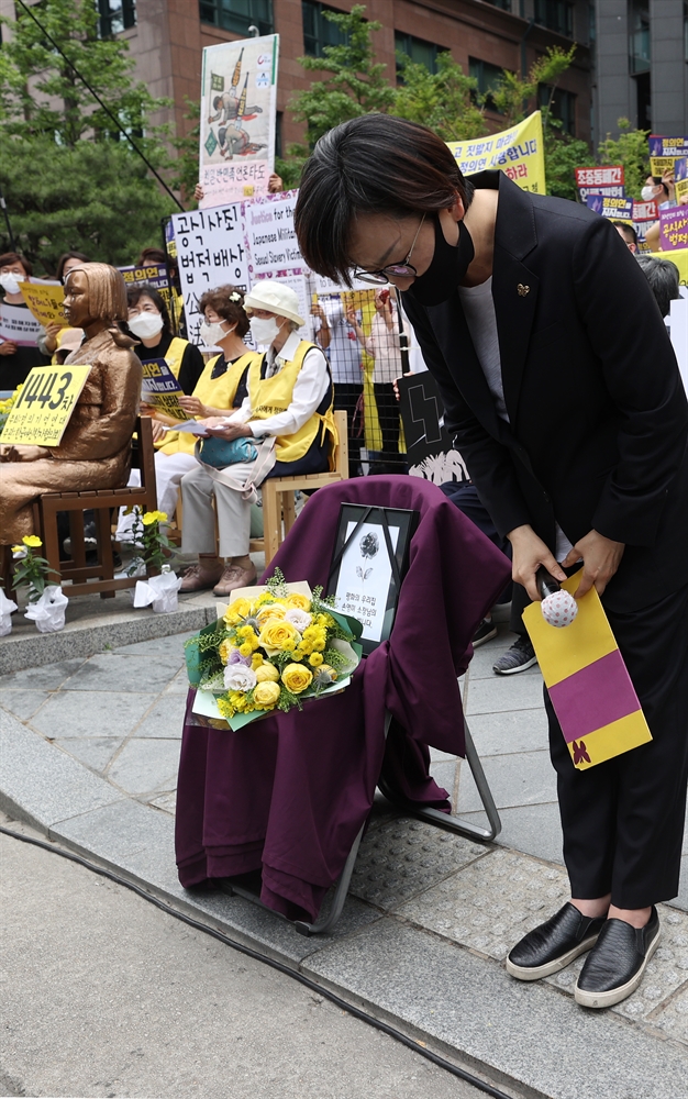 수요집회 간 이나영 정의연 이사장, 고개숙여 90도 인사