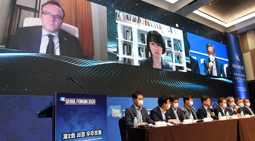 '서울경제 우주포럼' 개막…'스크린 토론'하는 패널들