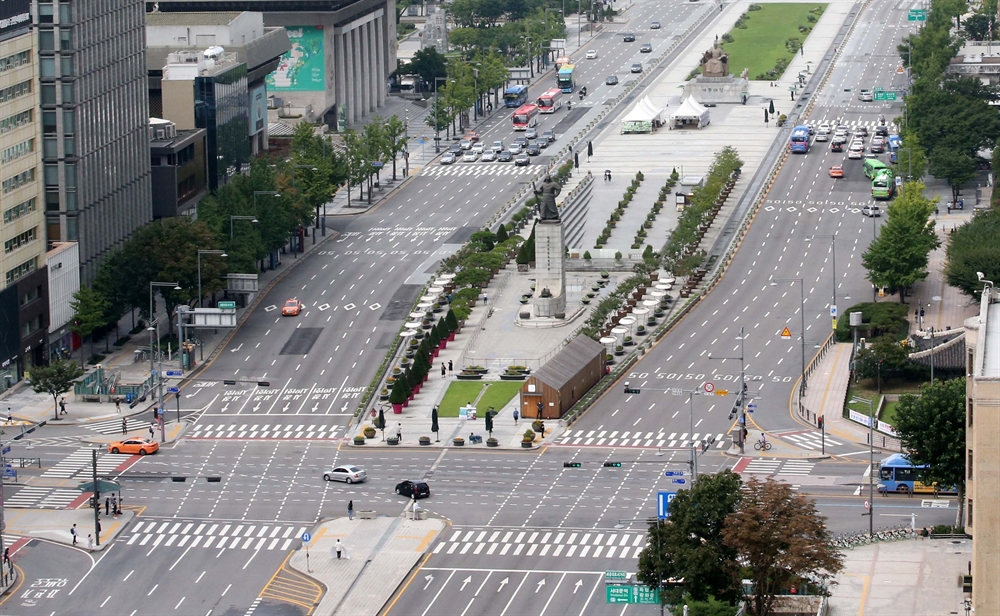 전공의 파업 지속 결의 가운데 광화문에서 전문의 1인 시위 