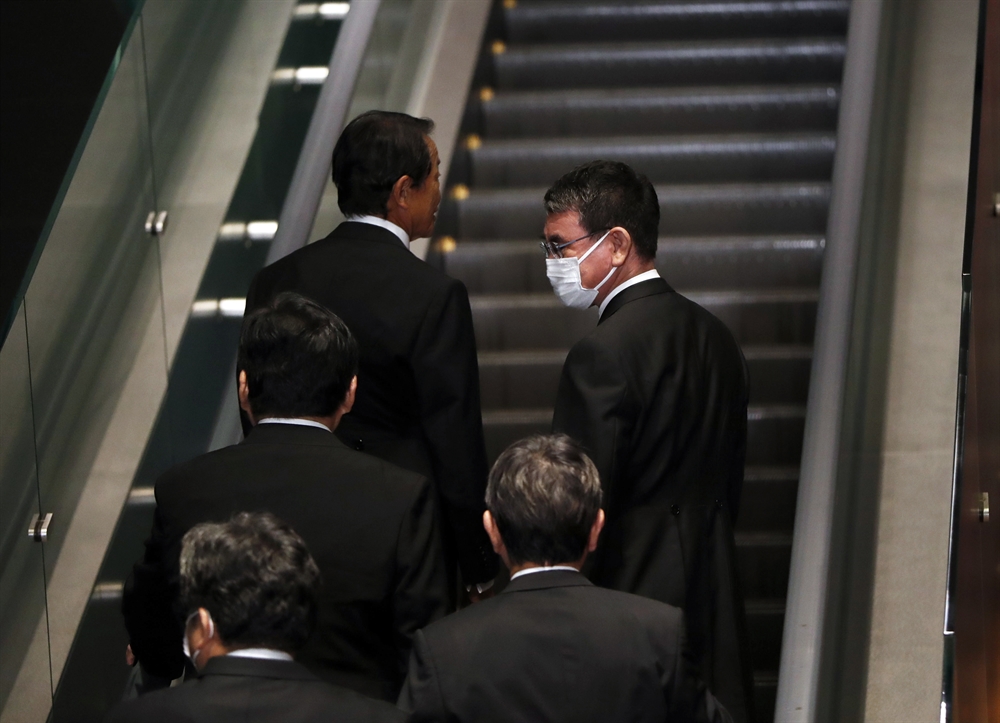 아베 자리에 스가…日 새 내각 본격시동