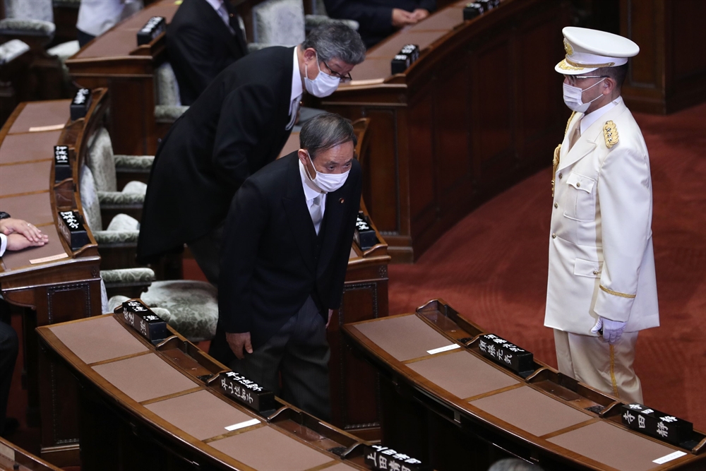 아베 자리에 스가…日 새 내각 본격시동