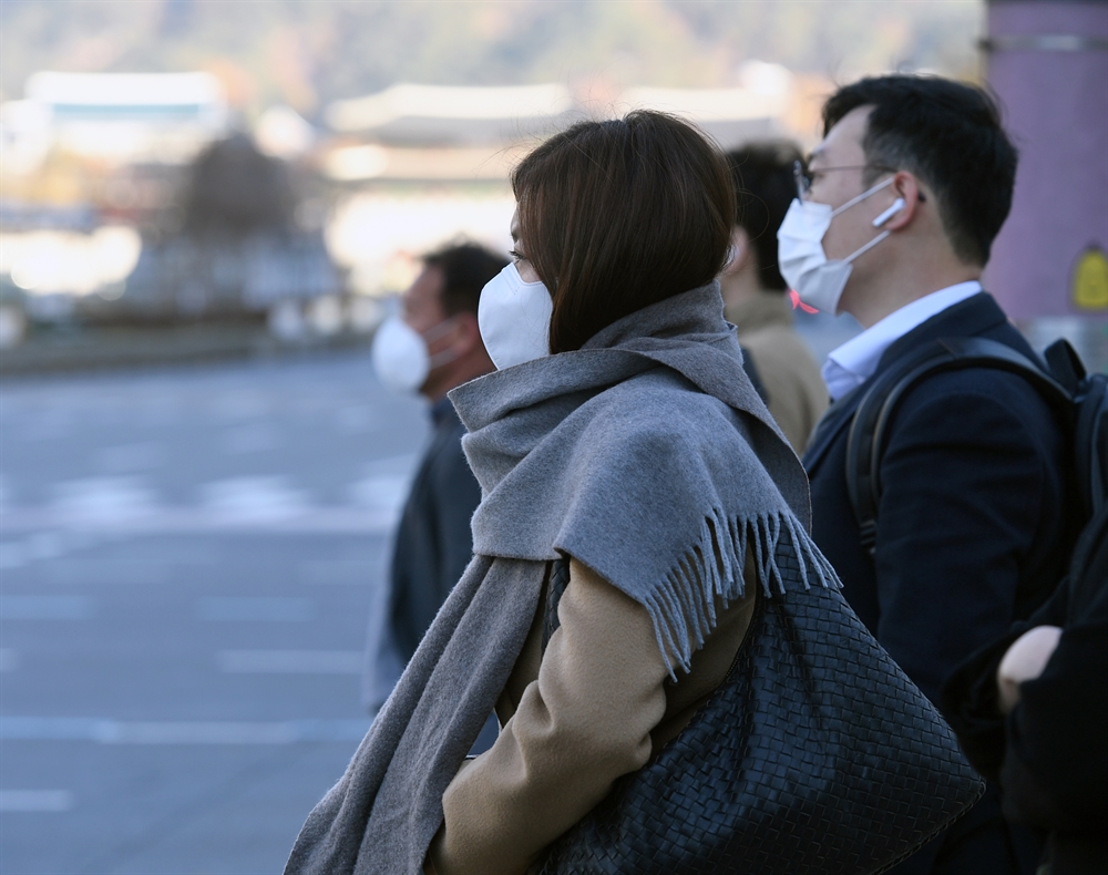 갑자기 추워진 날씨…꽁꽁 싸맨 시민들