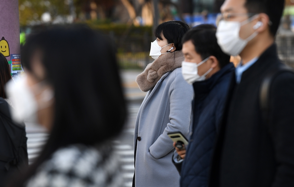 갑자기 추워진 날씨…꽁꽁 싸맨 시민들