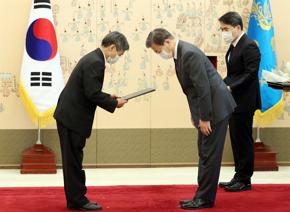 전태일 열사 기리며…文 대통령, 1급 국민훈장 '무궁화장' 추서