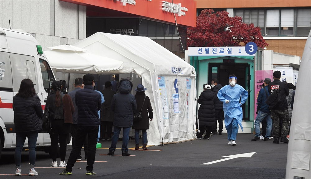 코로나 확진 이틀째 200명대…일요일에도 선별진료소 '북적'