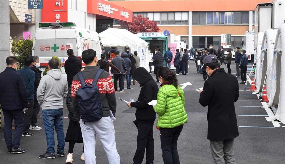 코로나 확진 이틀째 200명대…일요일에도 선별진료소 '북적'