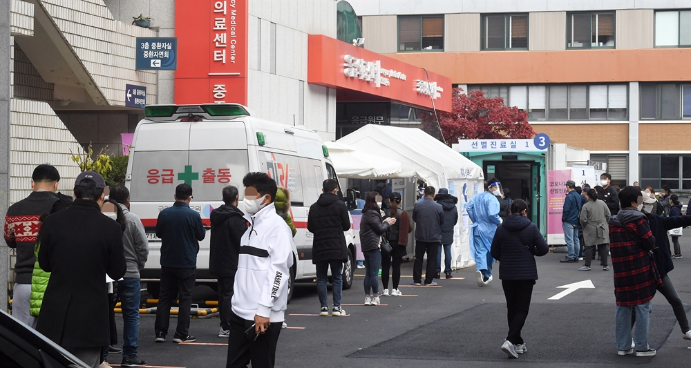 코로나 확진 이틀째 200명대…일요일에도 선별진료소 '북적'