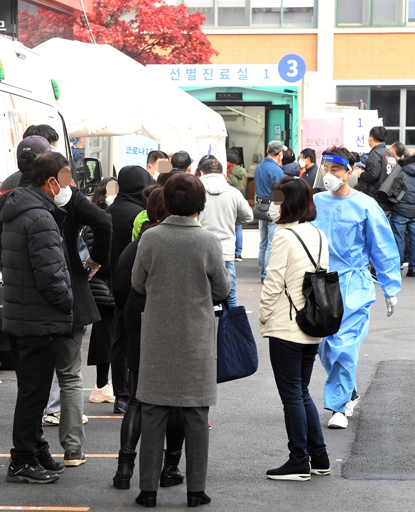 코로나 확진 이틀째 200명대…일요일에도 선별진료소 '북적'