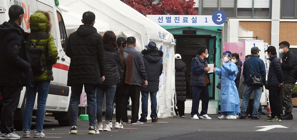 코로나 확진 이틀째 200명대…일요일에도 선별진료소 '북적'