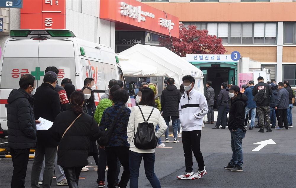 코로나 확진 이틀째 200명대…일요일에도 선별진료소 '북적'