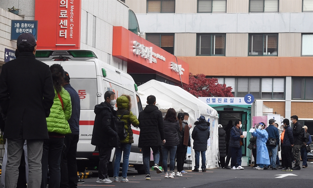 코로나 확진 이틀째 200명대…일요일에도 선별진료소 '북적'