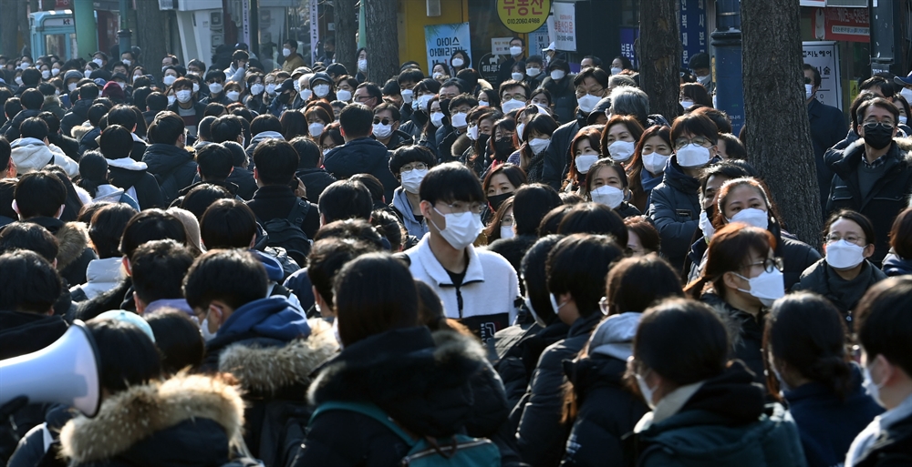 코로나 뚫고…수시논술 수험생들 북적