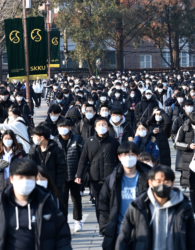 코로나 뚫고…수시논술 수험생들 북적