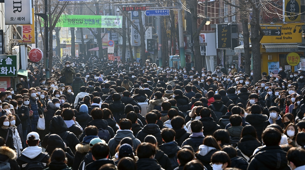 코로나 뚫고…수시논술 수험생들 북적