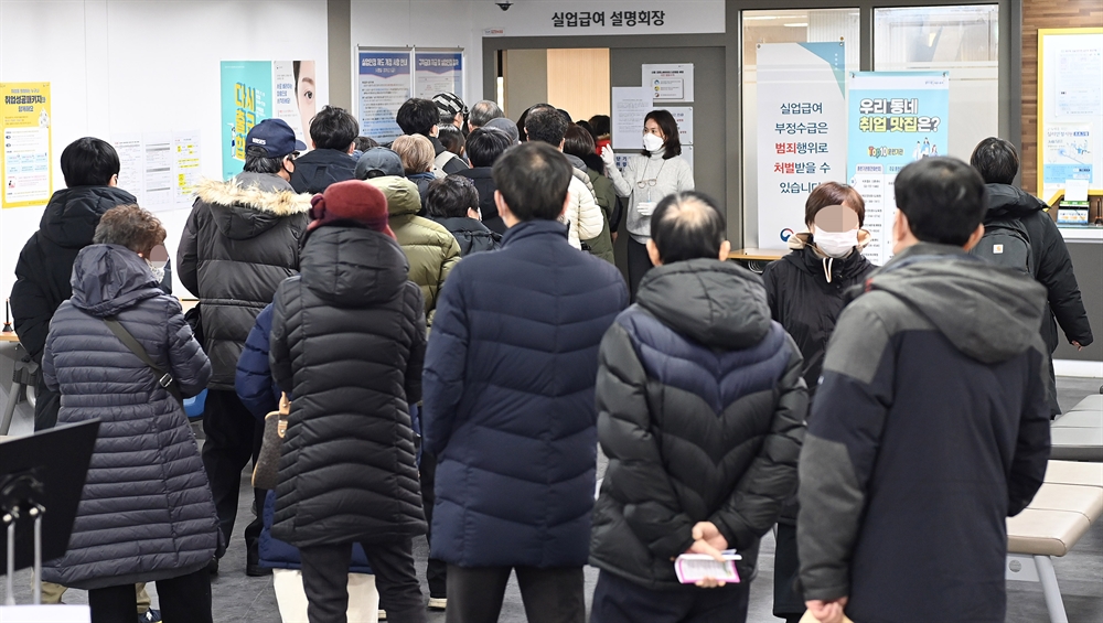 IMF 이후 최장기간 취업자수 감소세