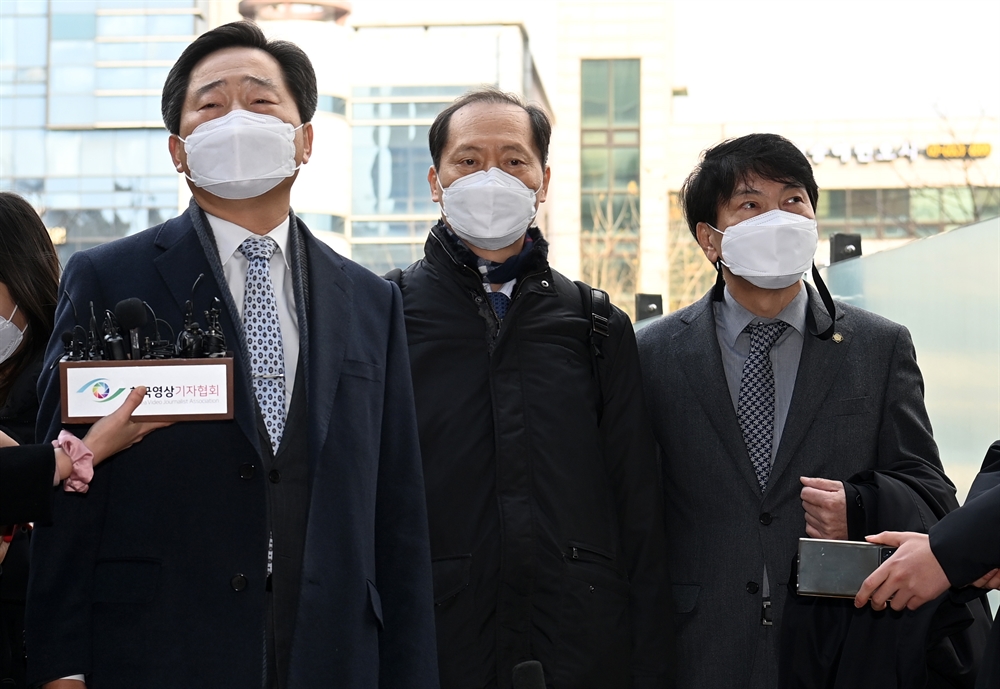 윤석열 운명의날…집행정지 재판 출석한 변호사들