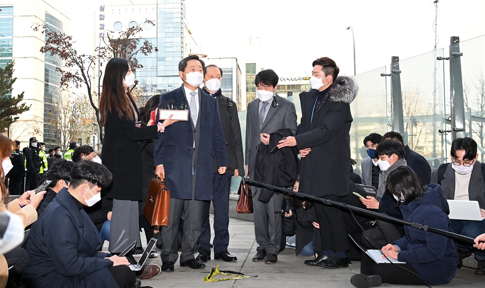 윤석열 운명의날…집행정지 재판 출석한 변호사들
