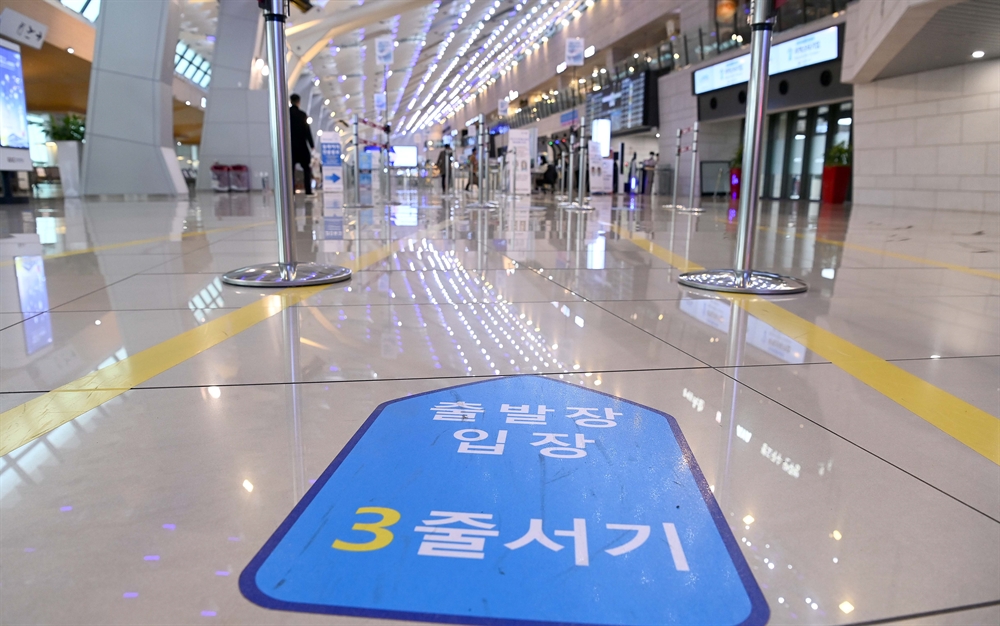 연말 특별 방역조치에…썰렁한 김포공항