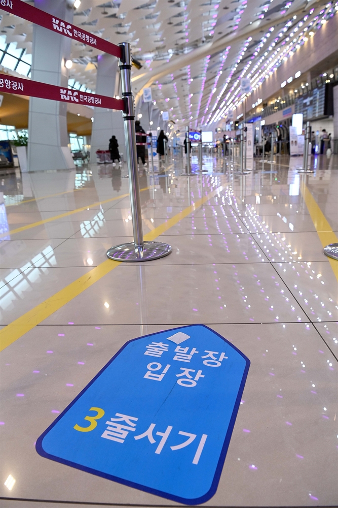 연말 특별 방역조치에…썰렁한 김포공항