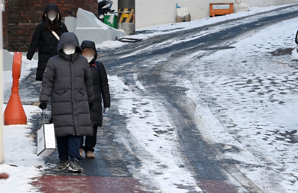 '조심조심' 꽁꽁 얼어붙은 도로