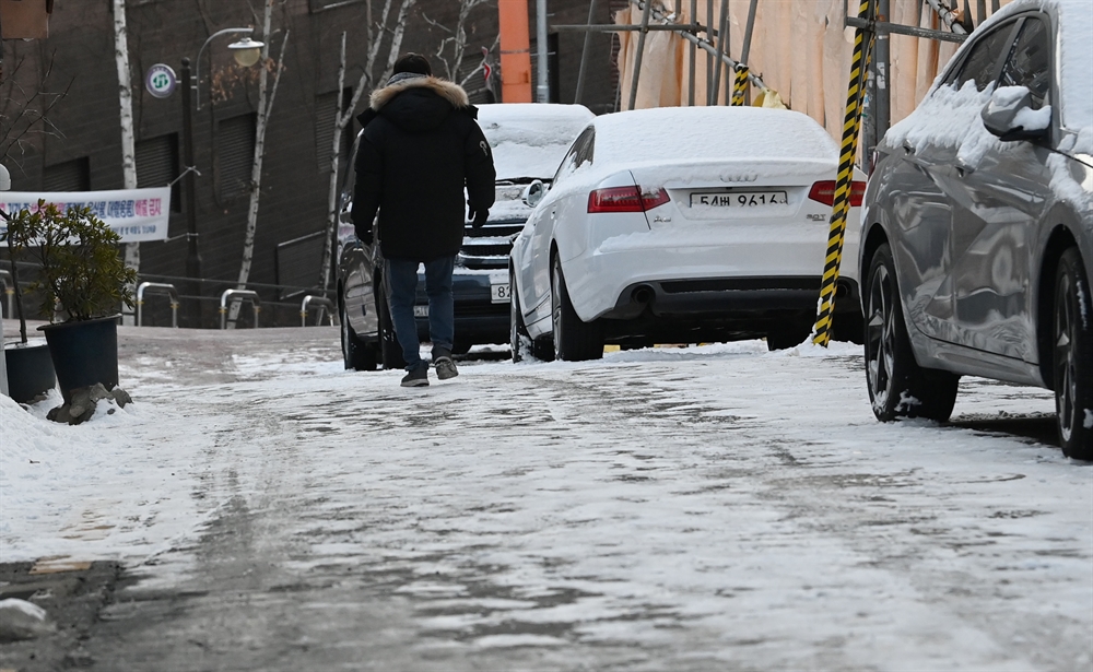 '조심조심' 꽁꽁 얼어붙은 도로