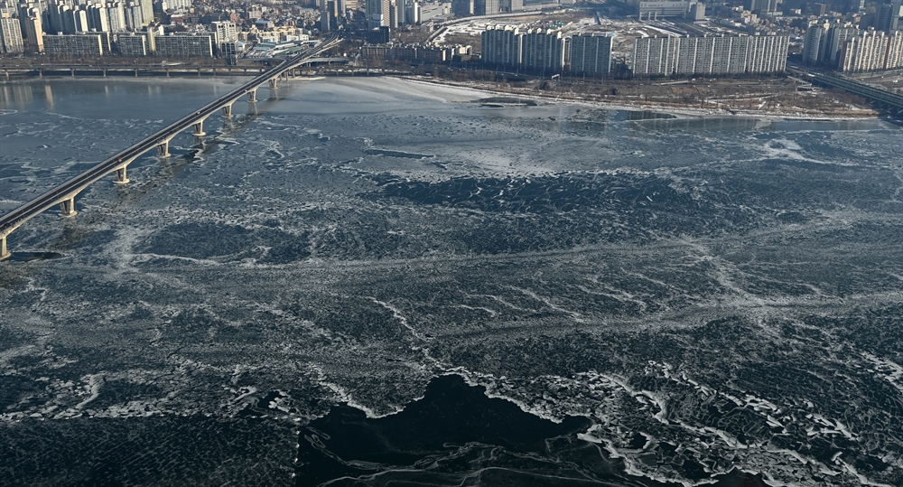북극 한파가 한강에 띄운 '얼음조각배'