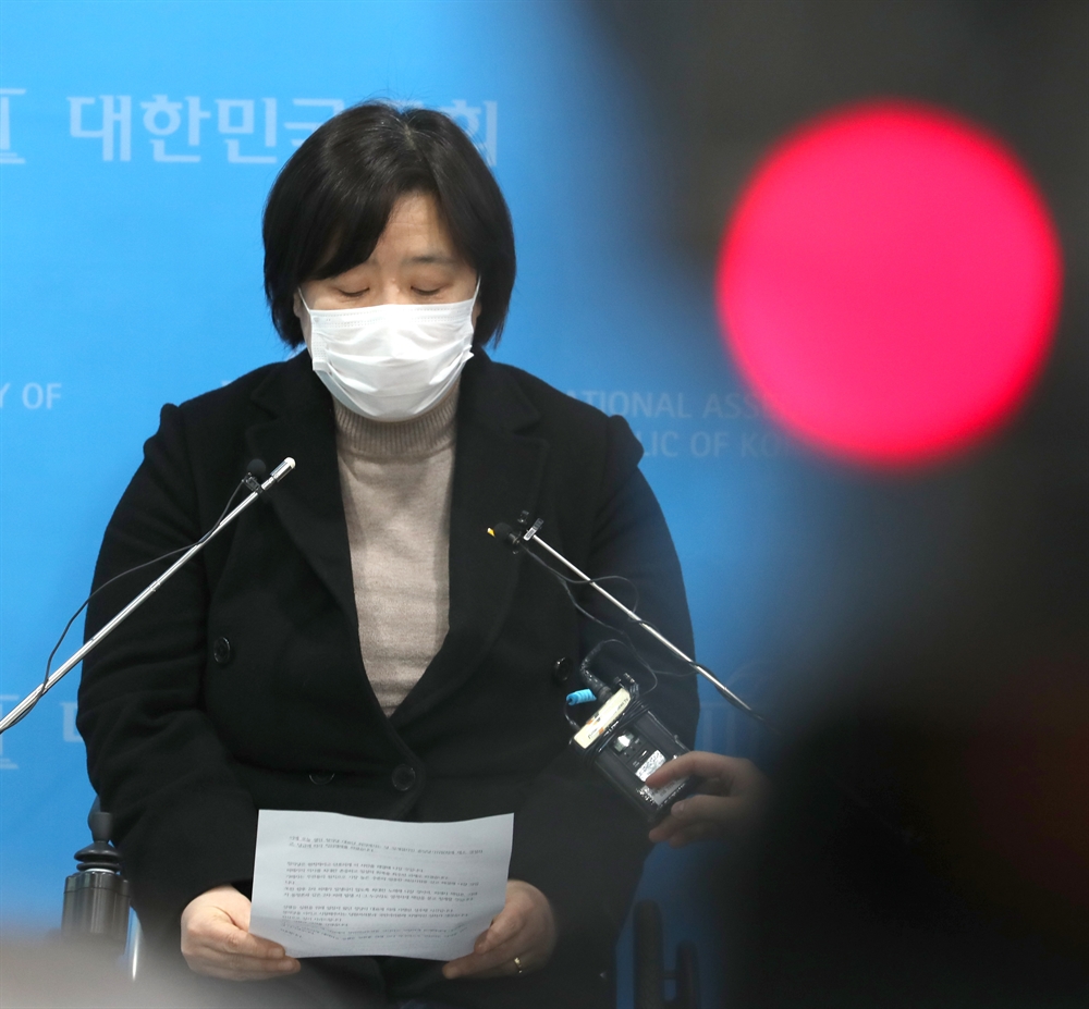 김종철 성추행 사퇴에…충격 휩싸인 정의당