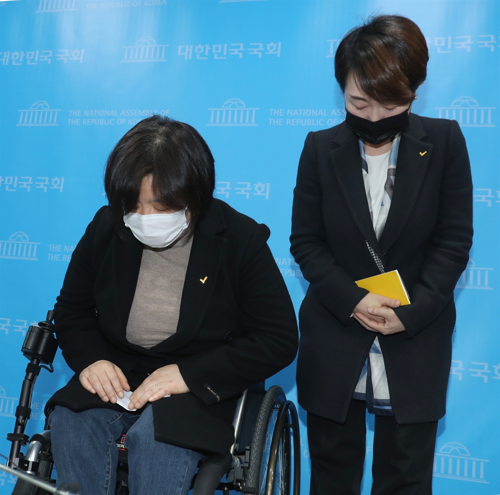 김종철 성추행 사퇴에…충격 휩싸인 정의당