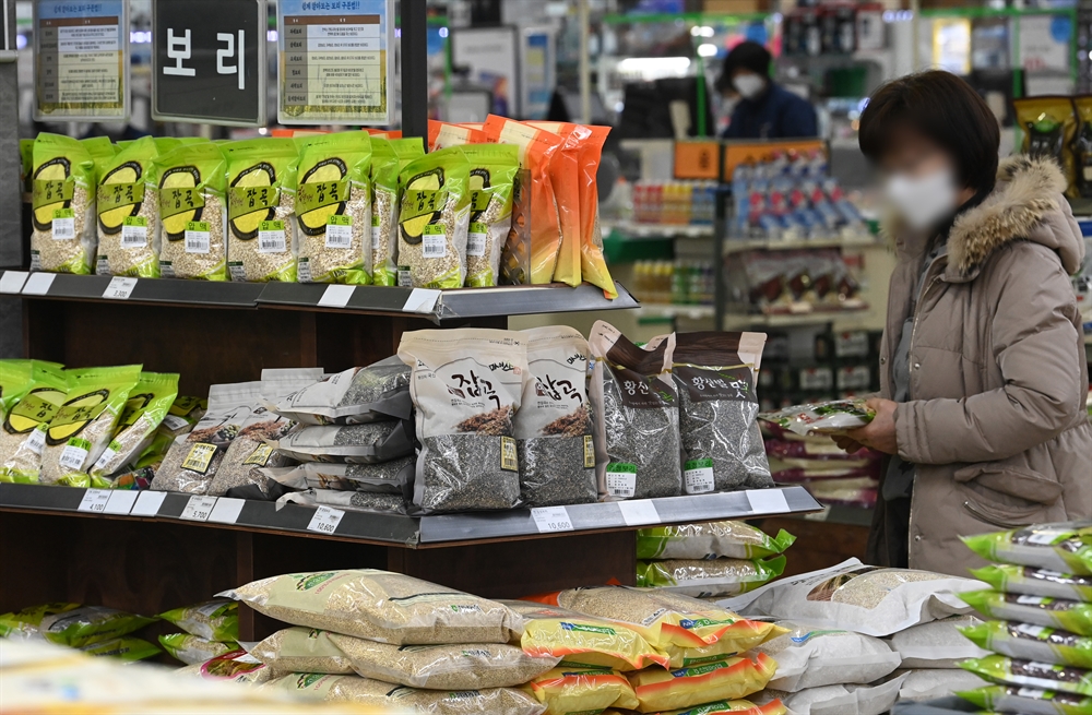 '그나마 싼거 없나…' 매대서 고민하는 시민들