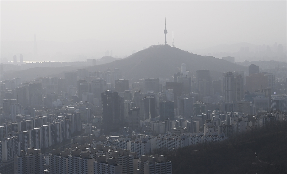 숨 좀 쉬고싶다…황사에 갇힌 서울하늘