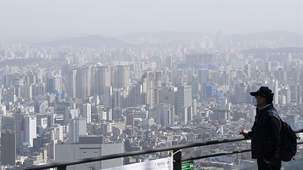 숨 좀 쉬고싶다…황사에 갇힌 서울하늘